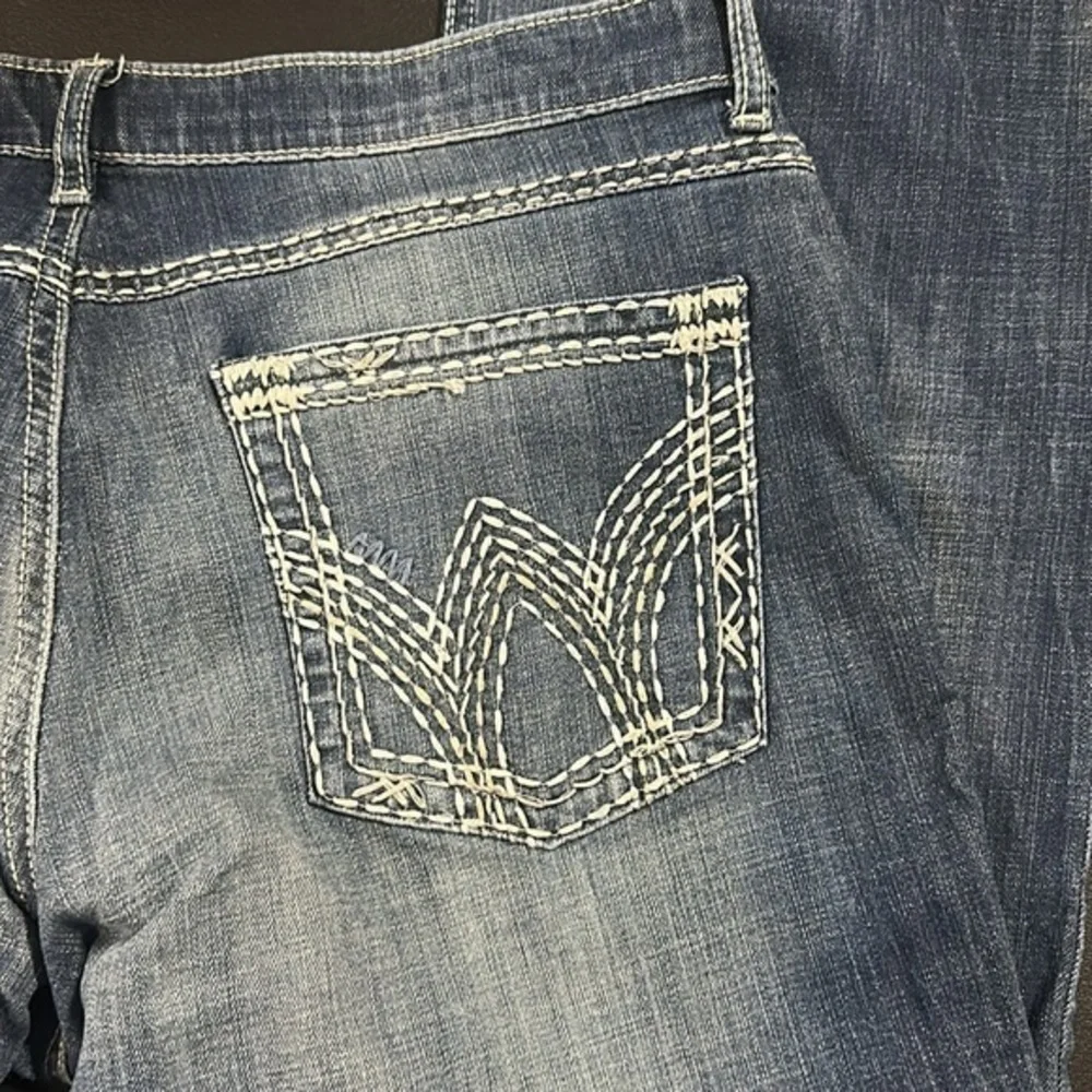 507. Wrangler Shilo women’s Embroidered Boot cut jeans size 15 / 16 x 32